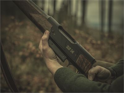 First they remove the magazine. For both magazine pushers are actuated on the right and left side.